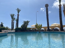 Una televisión de pantalla plana