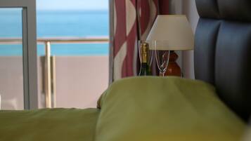 Eenvoudige kamer, 1 twee- of 2 eenpersoonsbedden, uitzicht op zee | Een strijkplank/strijkijzer, gratis wifi, beddengoed