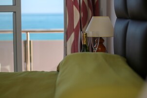 Habitación básica con 1 cama doble o 2 individuales, vistas al mar | Tabla de planchar con plancha, wifi gratis, ropa de cama