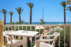 Habitación básica con 1 cama doble o 2 individuales, vistas al mar | Tabla de planchar con plancha, wifi gratis, ropa de cama