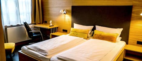 Cofres nos quartos, escrivaninha, cortinas blackout