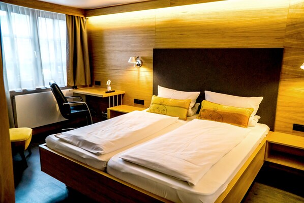 Zimmersafe, Schreibtisch, Verdunkelungsvorhänge, schallisolierte Zimmer