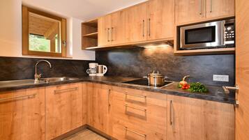 Apartment, 1 Schlafzimmer, Balkon | Essbereich im Zimmer