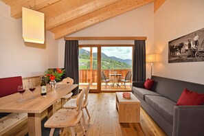 Departamento, 1 habitación, balcón | Área de sala de estar | Televisión de pantalla plana