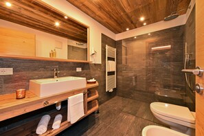 Double Room, Balcony | Bathroom | Shower, hair dryer, towels - Proihof (Funes)