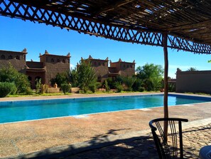 2 outdoor pools, pool umbrellas, pool loungers - Gîte Amridil chez la famille Naciri (Skoura)