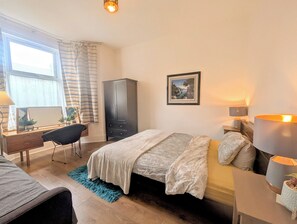 Family House, 5 Bedrooms, Kitchen, City View | 5 bedrooms, hypo-allergenic bedding, individually decorated - TopHome Stoke Newington (London)