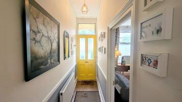 Family House, 5 Bedrooms, Kitchen, City View | Living area | Flat-screen TV, Netflix