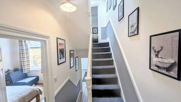 Family House, 5 Bedrooms, Kitchen, City View | Living area | Flat-screen TV, Netflix