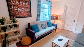 Family House, 5 Bedrooms, Kitchen, City View | Living area | Flat-screen TV, Netflix