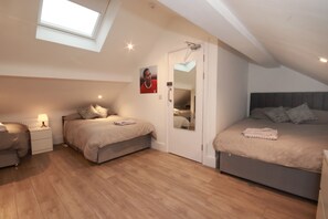 Tabla de planchar con plancha, wifi gratis y ropa de cama 