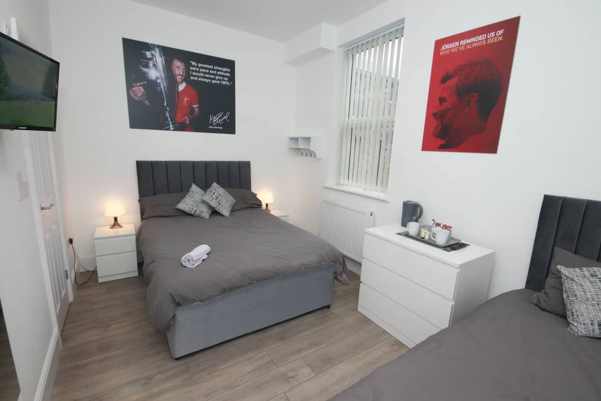 Triple Room, Multiple Beds, Ensuite | Iron/ironing board, free WiFi, bed sheets