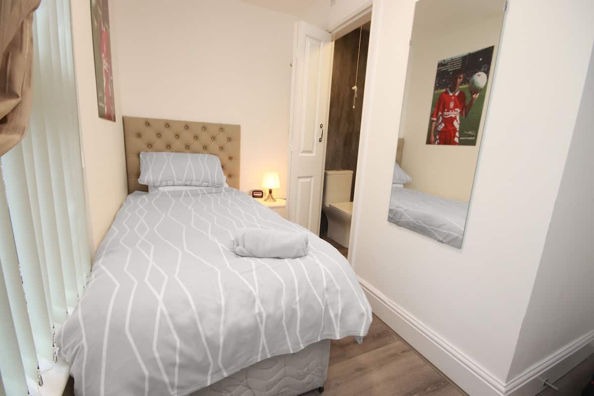 Iron/ironing board, free WiFi, bed sheets