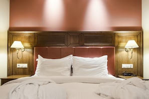 Quarto casal | Cofres nos quartos, escrivaninha, quartos à prova de som