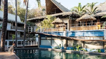 สระว่ายน้ำกลางแจ้ง เปิด 8:00 น. ถึง 23:00 น., เก้าอี้อาบแดดริมสระ