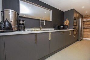 Cottage | Private kitchen | Fridge, microwave, oven, stovetop - Steine House Central by Brighton Holiday Lets (Brighton)