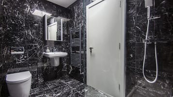 Cottage | Bathroom | Combined shower/bathtub, hair dryer, towels