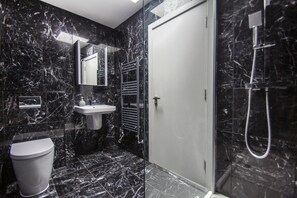 Casa de campo | Baño | Tina con regadera, secadora de cabello, toallas 