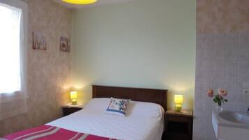 Eenpersoonskamer, privébadkamer | Individueel gedecoreerd, individueel gemeubileerd