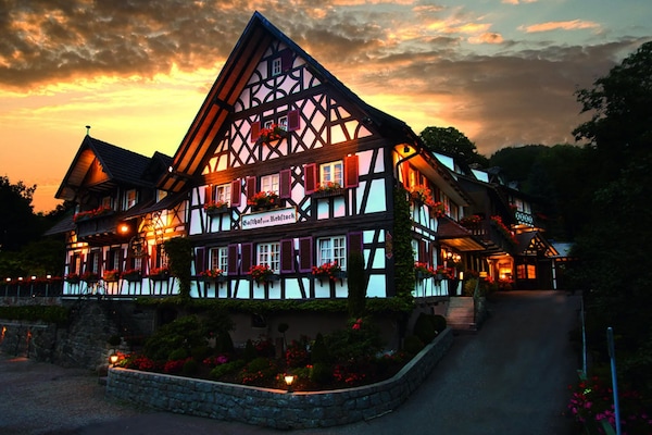 Vista frontal de la propiedad por la tarde o noche