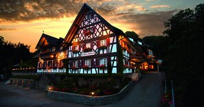 住宿正面 (夜晚)