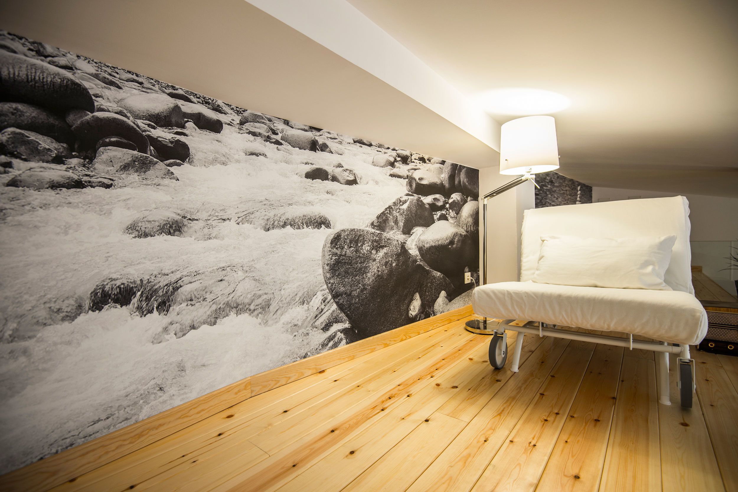 suite agueda | living area | 32-inch led tv with digital channels, tv, books