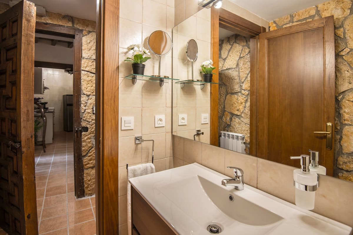 suite torreón | bathroom | shower, eco-friendly toiletries, hair dryer, towels
