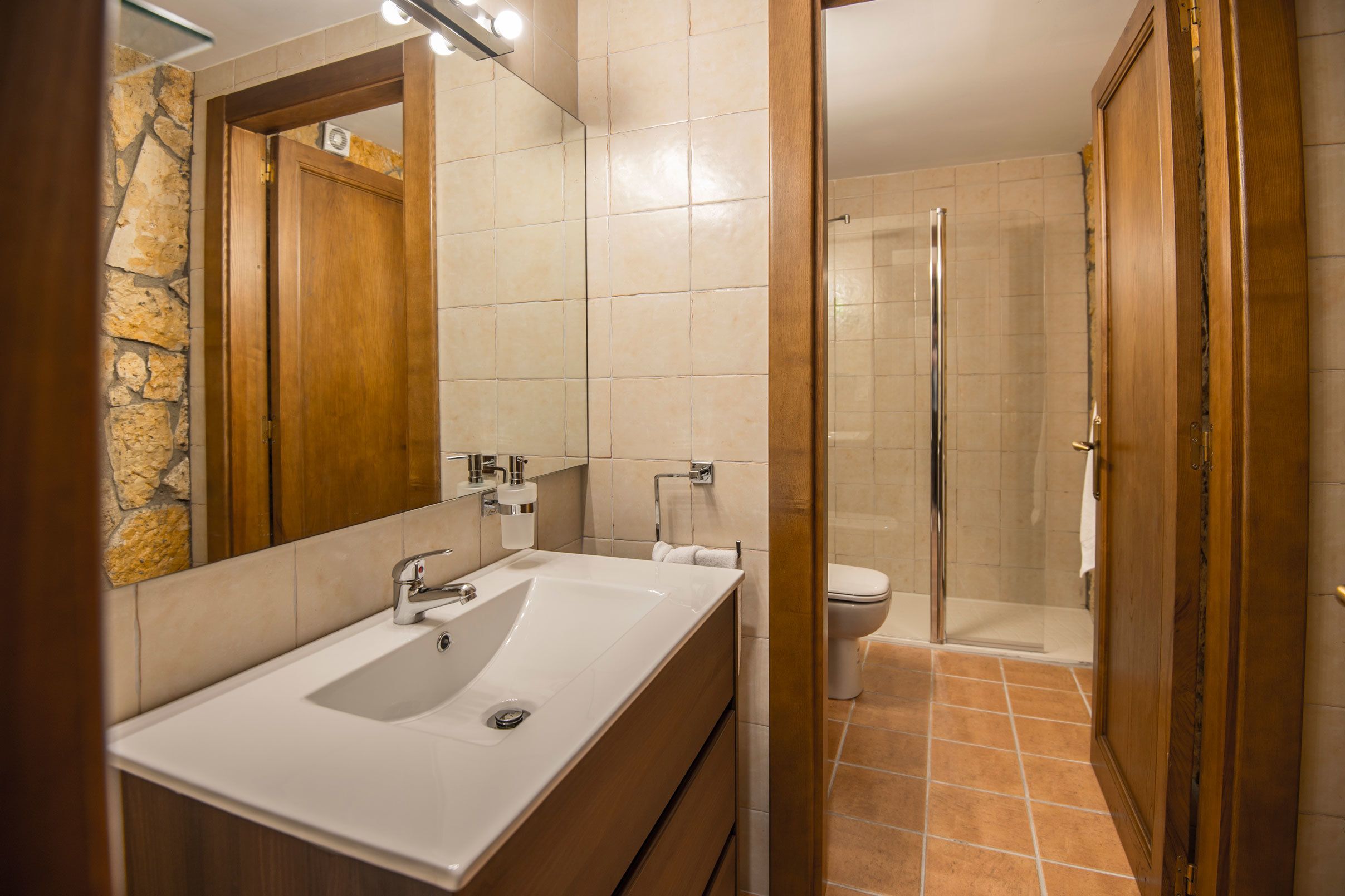 suite torreón | bathroom | shower, eco-friendly toiletries, hair dryer, towels