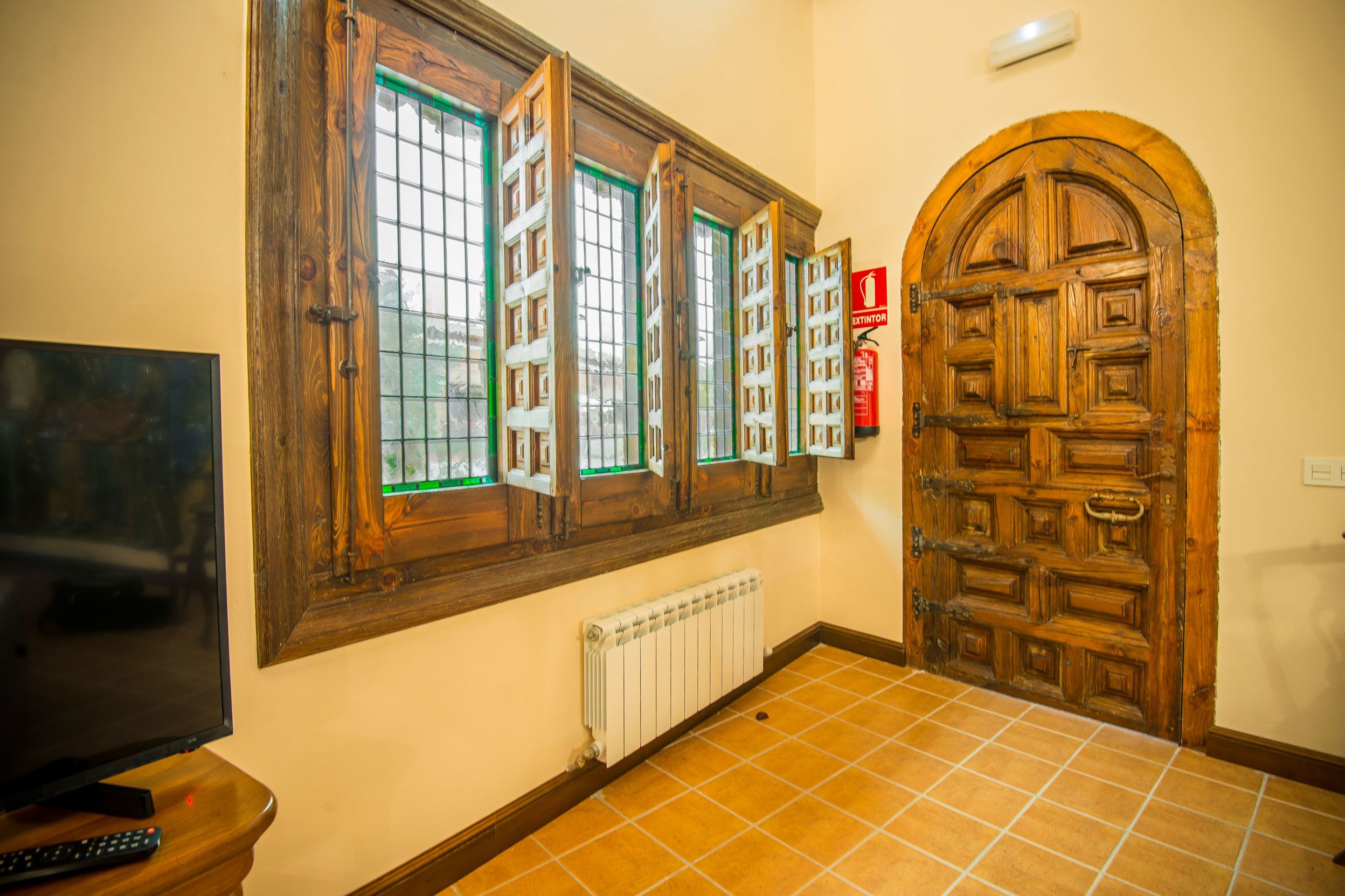 suite torreón | living area | 32-inch led tv with digital channels, tv, books