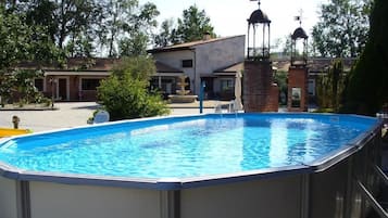 Una piscina al aire libre de temporada (de 09:00 a 20:30), sombrillas