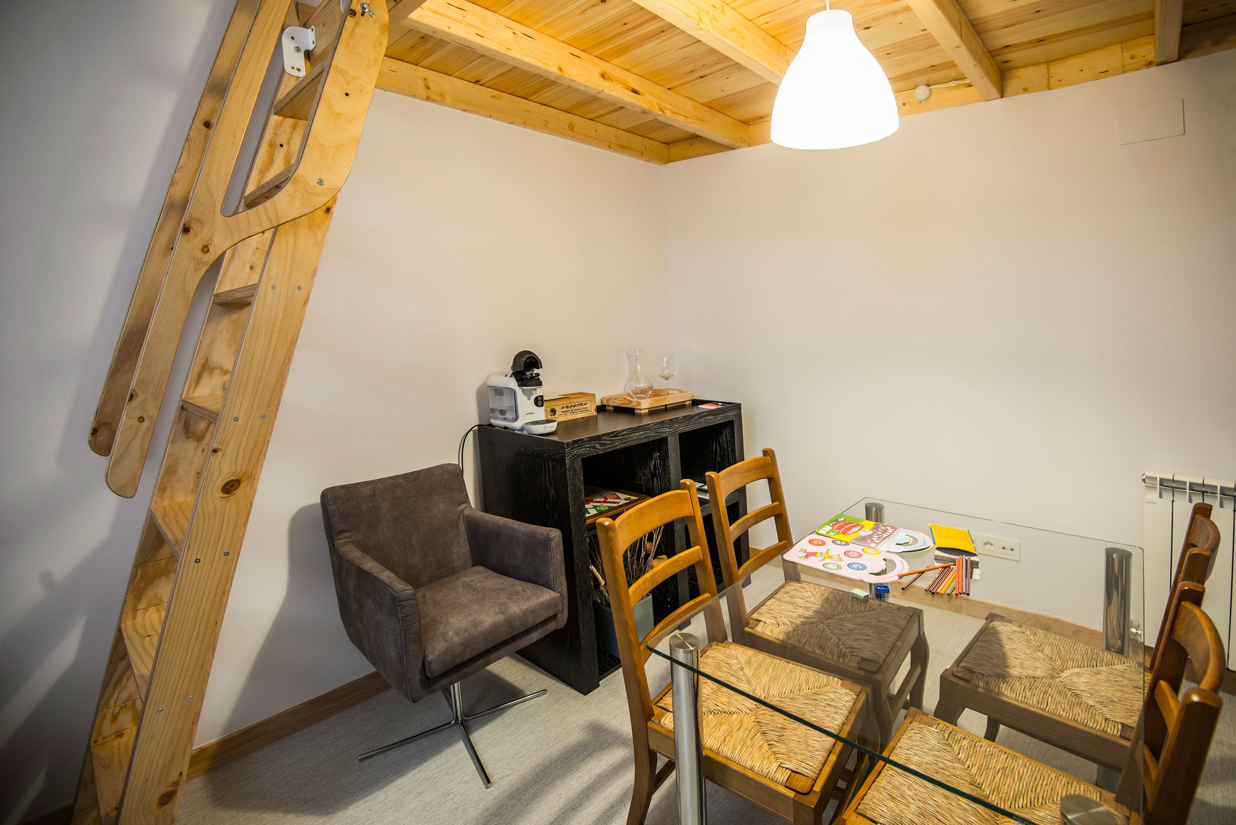 suite agueda | living area | 32-inch led tv with digital channels, tv, books