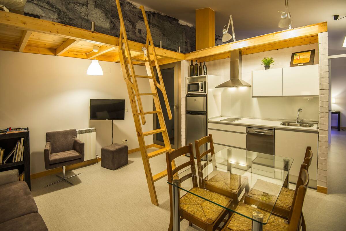 Suite Angel | 客廳 | 32 吋LED 電視連數碼電視頻道、電視、書籍