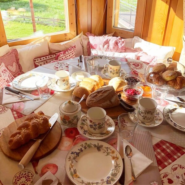 Free daily local cuisine breakfast - B&B La Tana dellOrso - Die Barenhohle (Castello-Molina di Fiemme)