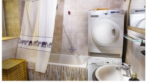 ห้องพัก (1 room in shared apartment) | ห้องน้ำ | ฝักบัว, รองเท้าสวมภายในห้อง, ผ้าเช็ดตัว