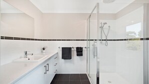 Douche, sèche-cheveux, serviettes fournies, savon