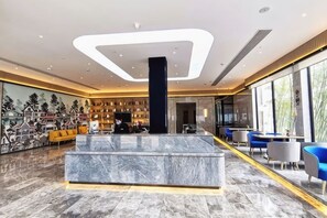 A modern lobby with a marble reception desk, seating areas, and large windows. - Wangfu Hotel (Fuzhou Donghua University of Technology) (Fuzhou)