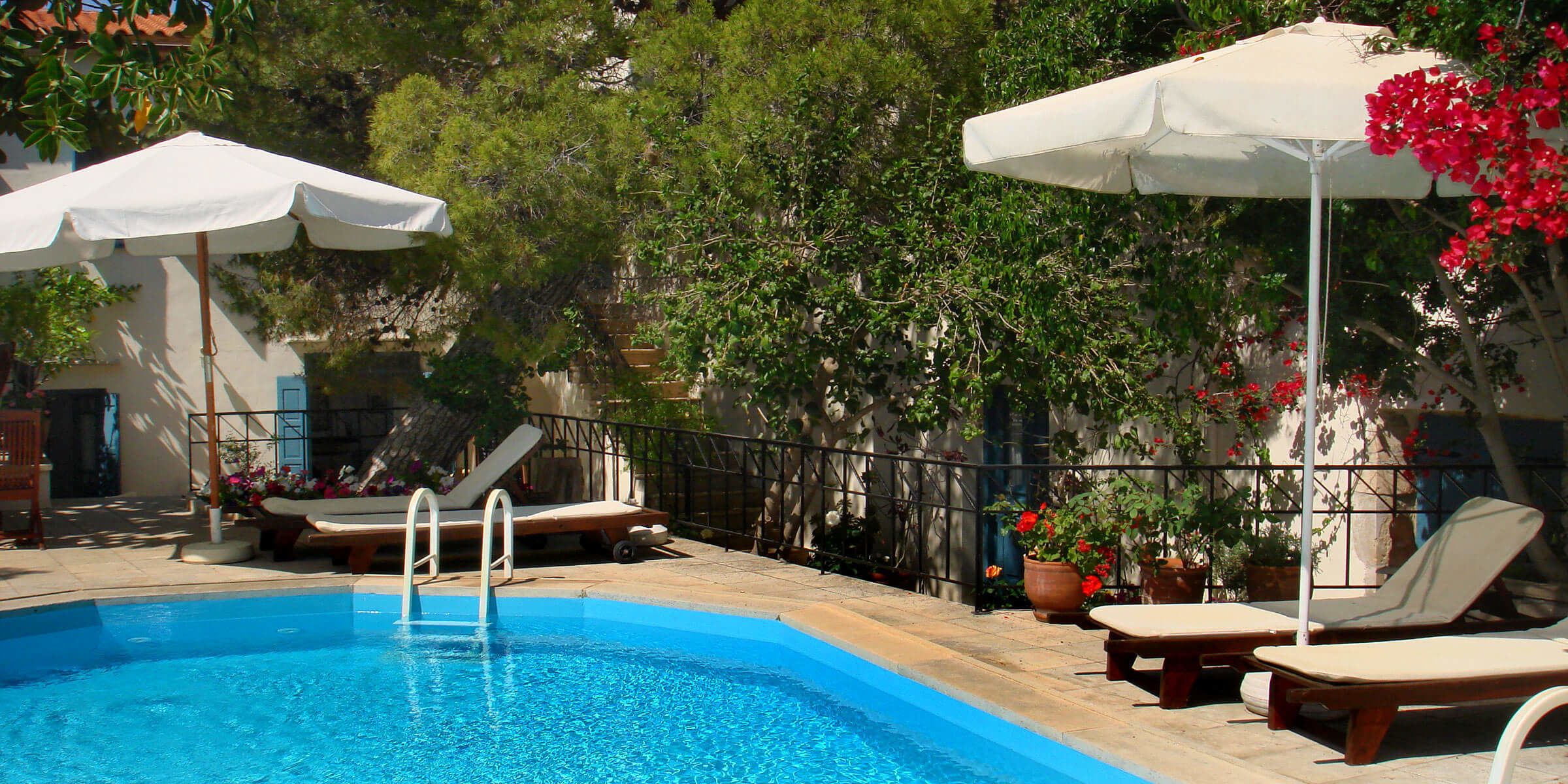 Una piscina al aire libre de temporada