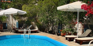 Una piscina al aire libre de temporada