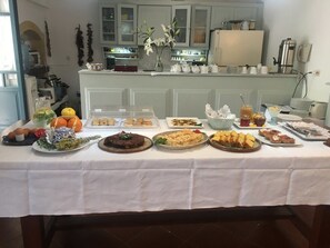 Frokost med lokale retter hver dag (mot et tillegg)
