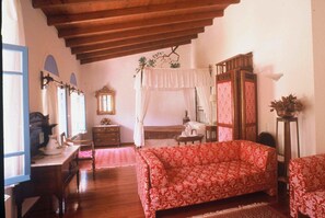 Minibar, caja de seguridad en la habitación y cortinas blackout 