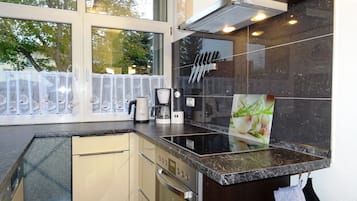 Căn hộ, 2 phòng ngủ, không hút thuốc, quang cảnh sân vườn | Bếp riêng | Lò nướng, bếp nấu, dụng cụ pha cà phê/trà, ấm điện