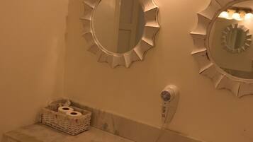 Bathtub, free toiletries, hair dryer, bidet