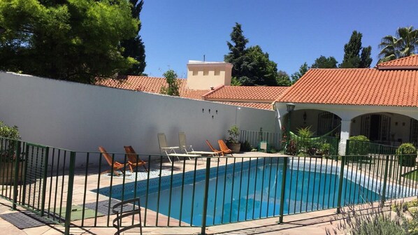 Hồ bơi ngoài trời phục vụ theo mùa, ghế dài tắm nắng