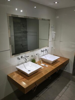 Tab mandi, kelengkapan dandanan diri percuma, pengering rambut, bidet 