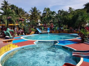 7 outdoor pools, open 9:00 AM to 11:00 PM, pool umbrellas - Yolonam Inn (Tuxtla Chico)