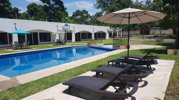 7 albercas al aire libre y sombrillas en la alberca