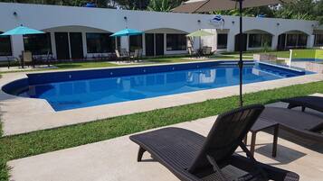 7 albercas al aire libre y sombrillas en la alberca