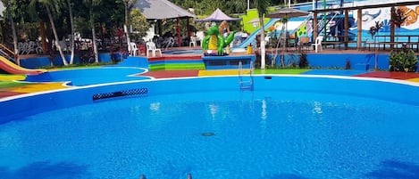 7 piscines extérieures, parasols de plage