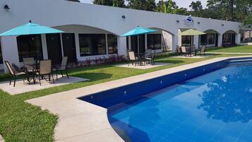 Vista frontal de la propiedad