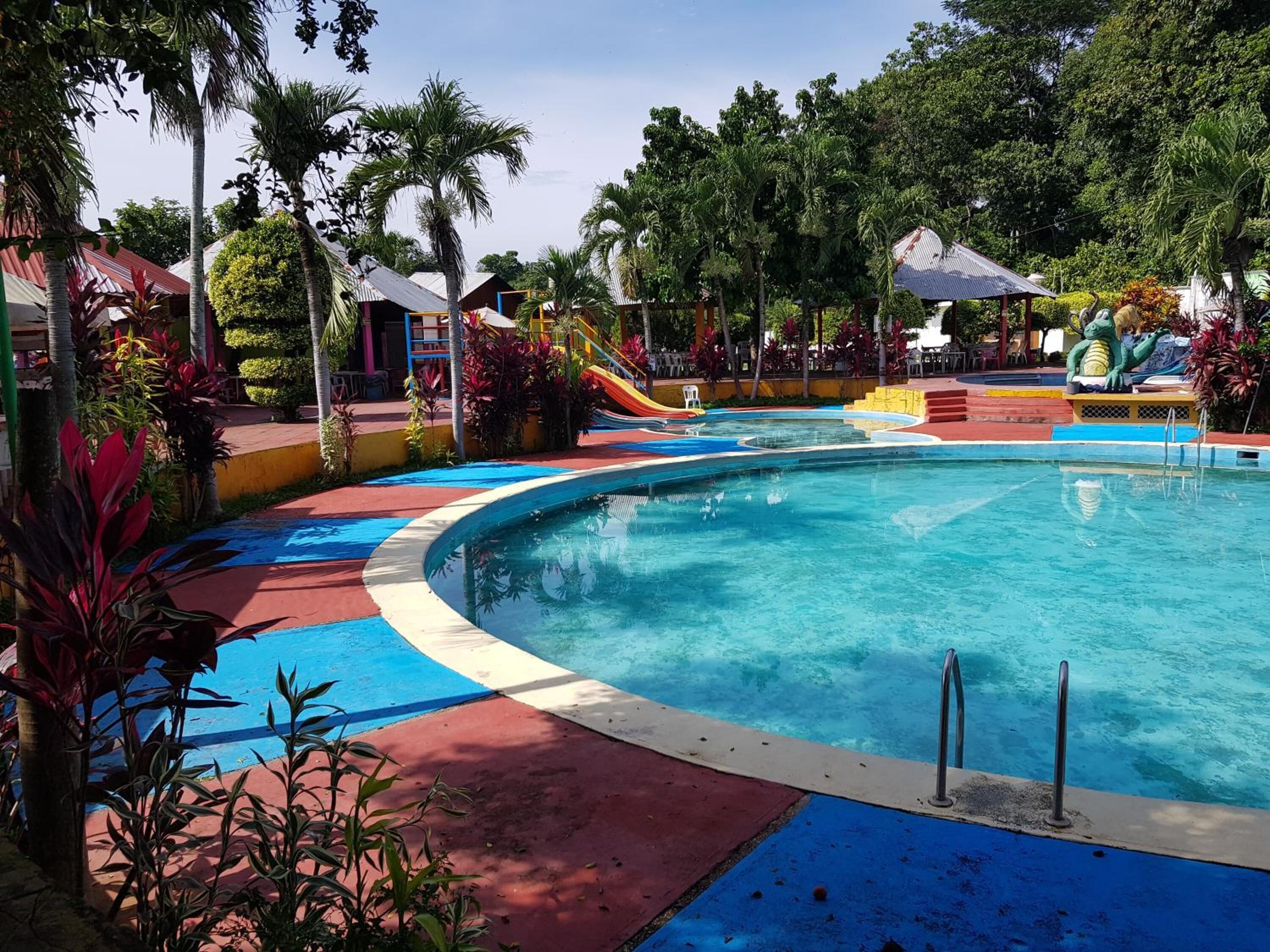 7 outdoor pools, open 9:00 am to 11:00 pm, pool umbrellas